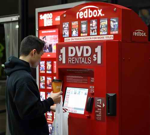 留学美国 在红盒子前用信用卡租DVD光盘(组图)