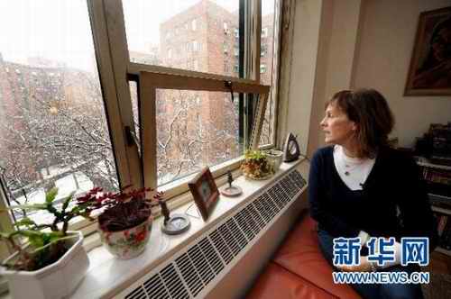 居民芭芭拉·比嫩费尔德坐在客厅的窗前观看雪景