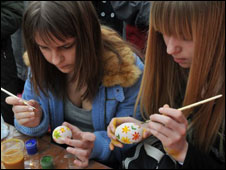 人们在复活节当日亲手绘制彩蛋