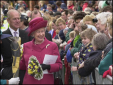 英国女王伊丽莎白二世在教堂“濯足节”仪式过后与民众见面