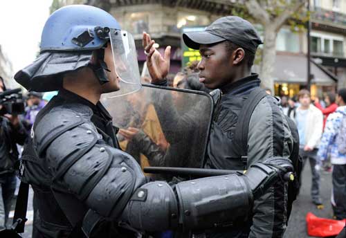 法国青年参加反对退休制度改革罢工