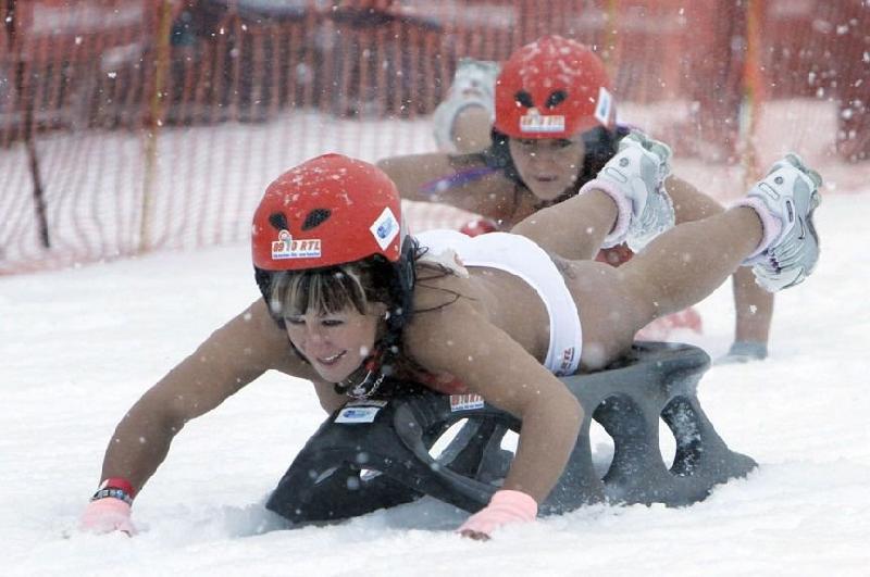 德国小镇举行雪天裸体滑行大赛