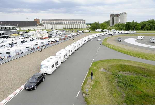 德国大众汽车拉动18辆拖车打破世界纪录