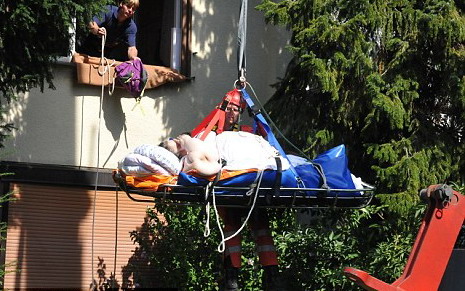 德国250公斤胖妇发病被困家中 起重机吊出