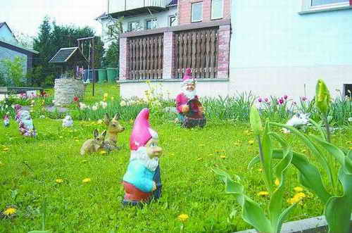 德国花园里的小矮人玩偶（图）