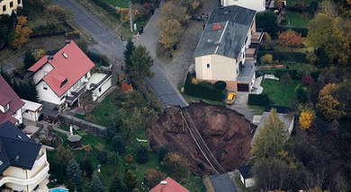 德国小镇地面突现大洞 或是矿坑坍塌造成