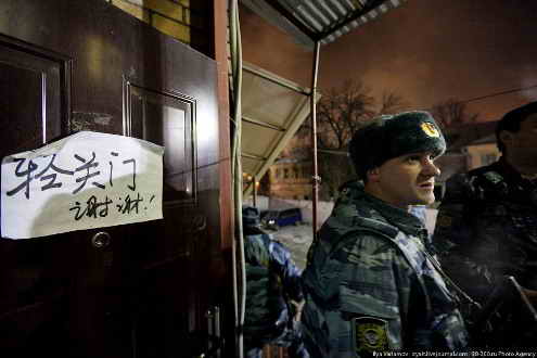 俄媒刊登特警粗暴抓捕中国人照片 引俄网民热议