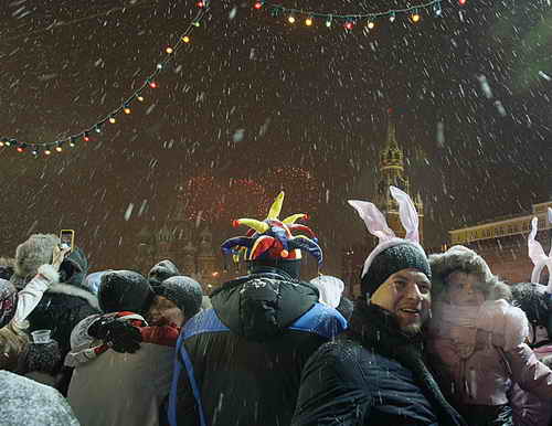 俄罗斯首都市民冒雪迎新年(图)