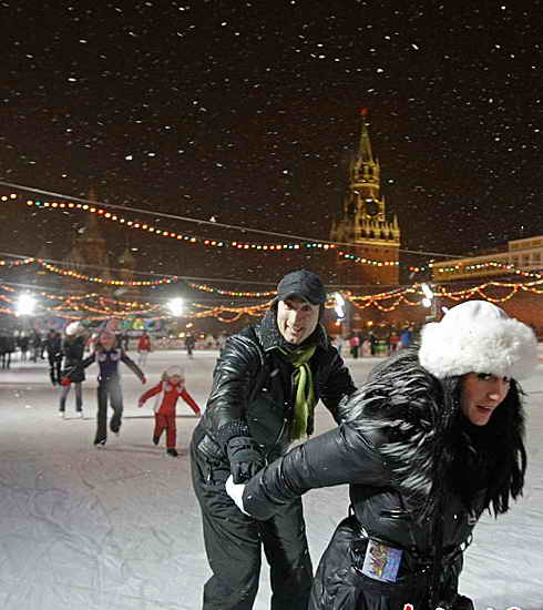 俄罗斯首都市民冒雪迎新年(图)