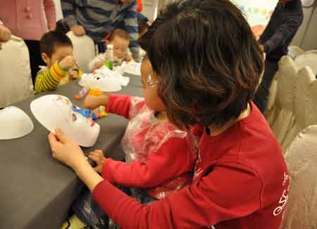 艾德沃国际幼儿园“宝宝面具涂鸦秀”活动 开发孩子艺术潜能寓教于乐