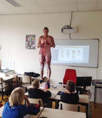 荷兰女教师课上脱衣讲人体构造 超敬业