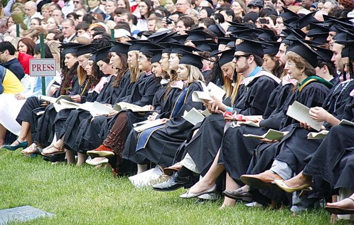 留学生变“摇钱树” 美国大学的生财之道