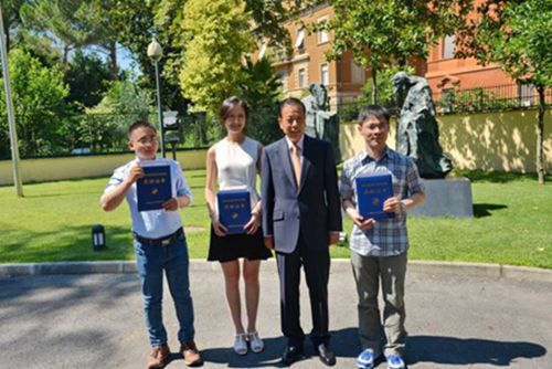 意大利4名中国留学生获国家奖学金驻意大使颁奖