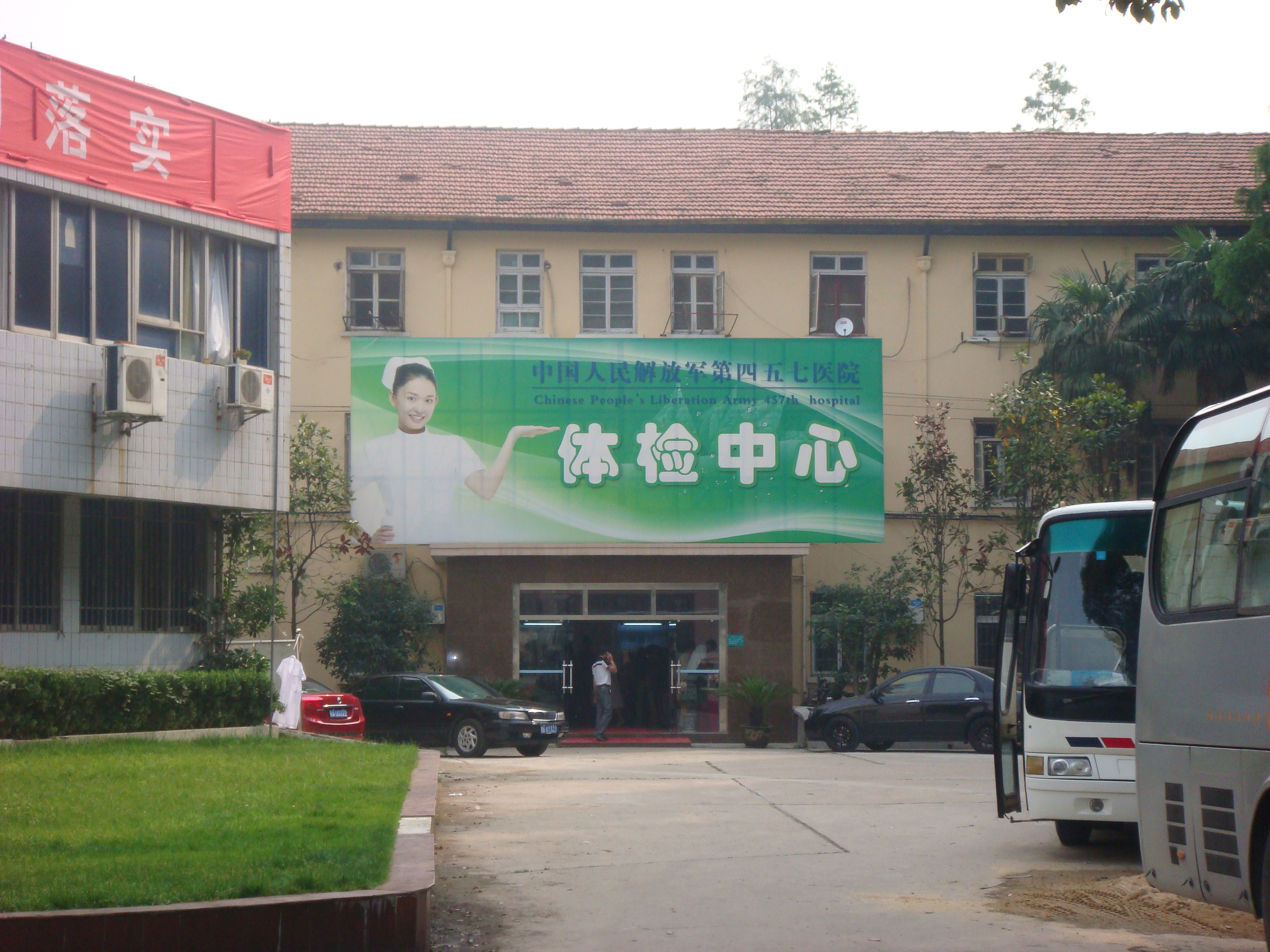 如果直走，可以看到这样一个门，在门诊部的左边。进去后有路标，拐两个弯就到了：